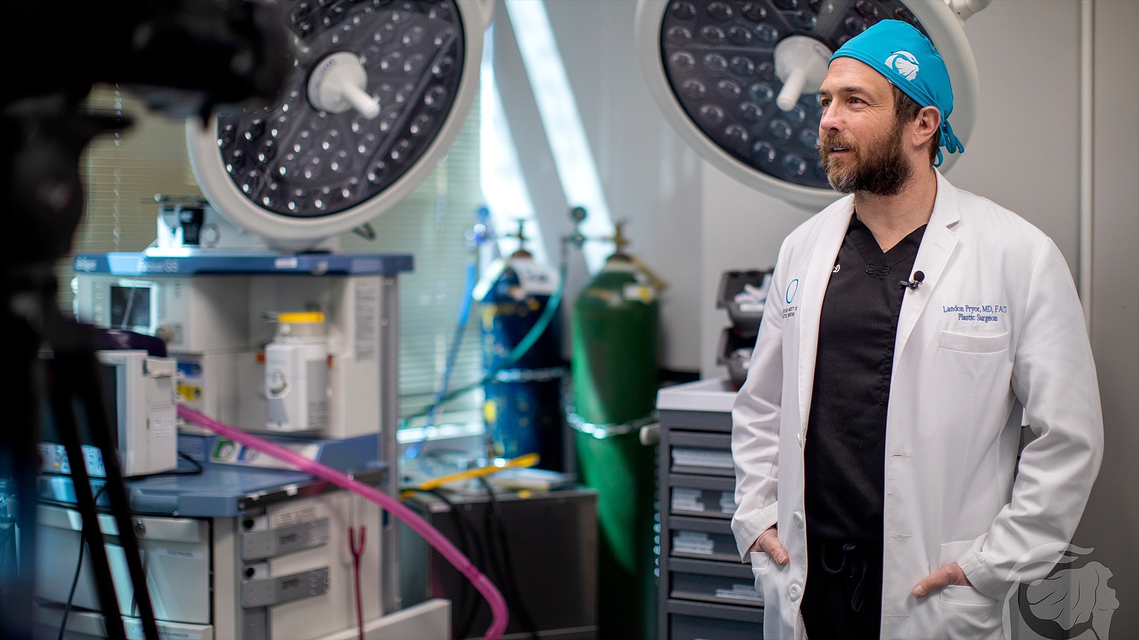 Surgeon in operating room preparing for procedure.